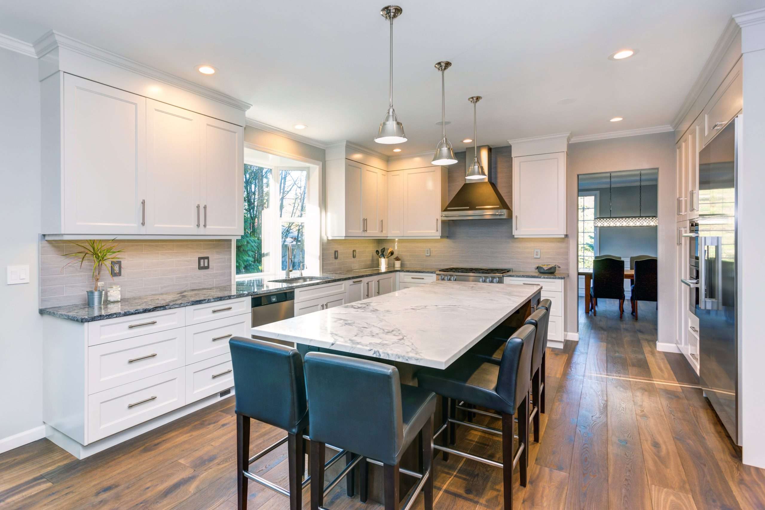 Beautiful black and white kitchen design.